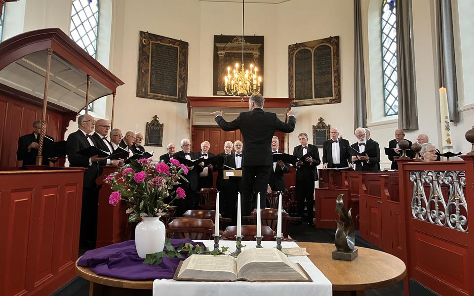 Christelijk Leeuwarder Mannenkoor Patrimonium onder leiding van Annejaap Soldaat tijdens een recent optreden in de kerk in Cornjum. 