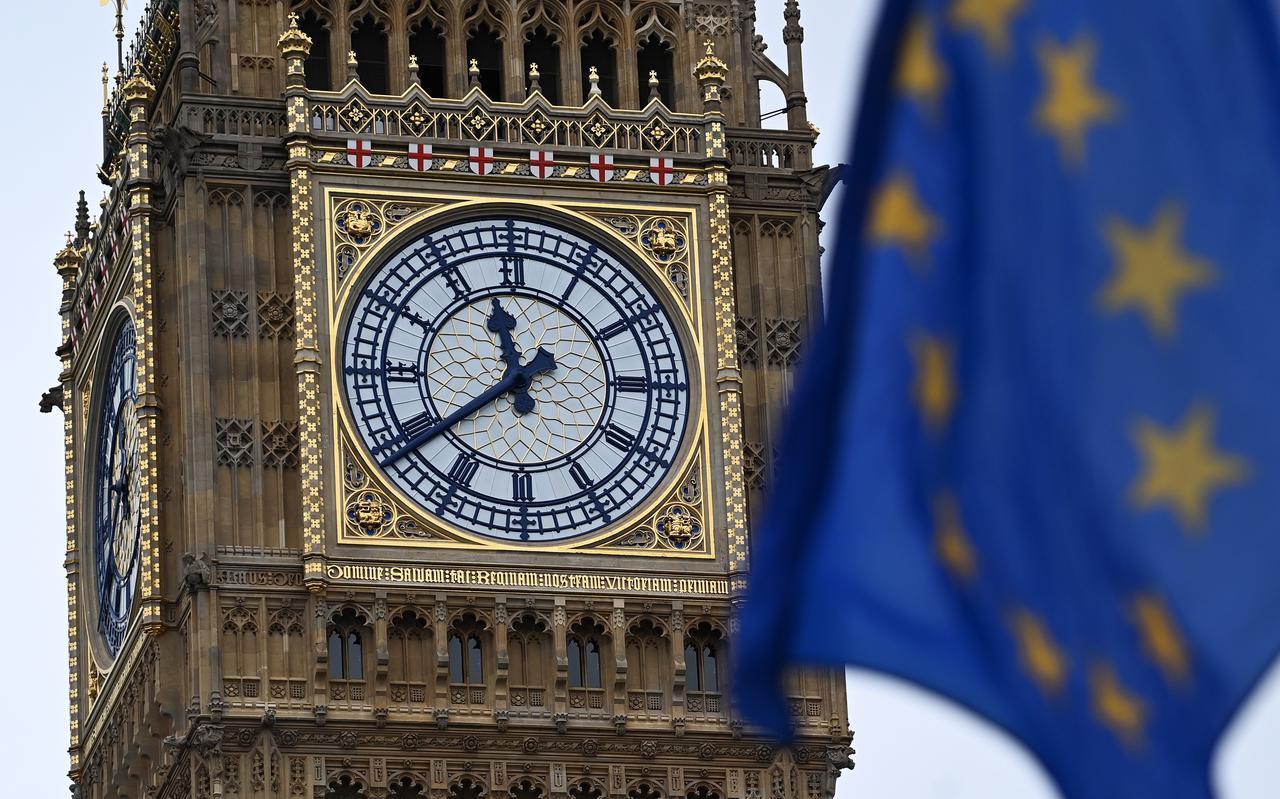 Een EU-vlag wappert bij de Big Ben in Londen.