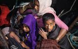 Rohingya-bootvluchtelingen worden in december 2021 door de Indonesische marine van zee gehaald. 