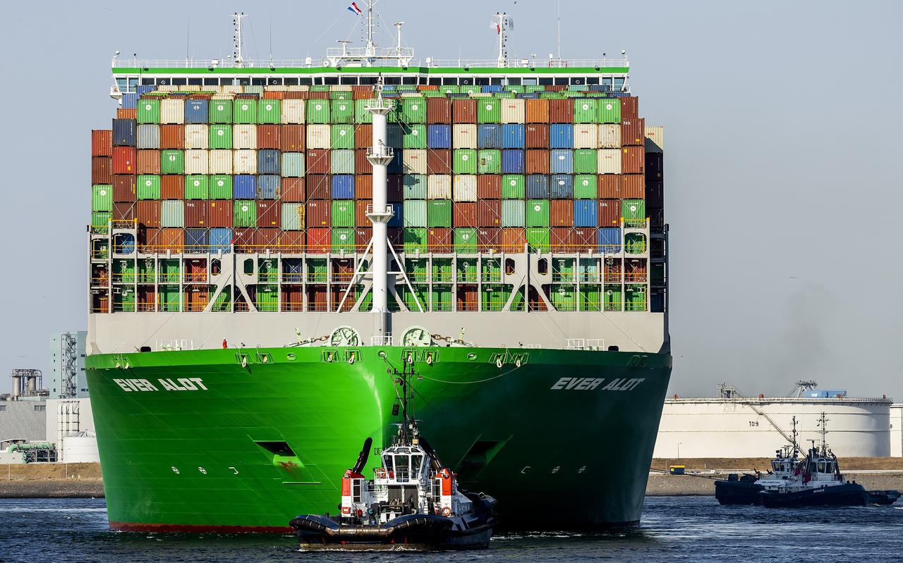 In augustus vorig jaar meerde de Ever Alot aan in de haven van Rotterdam. Het grootste containerschip ter wereld is vierhonderd meter lang en 61,5 meter breed en vaart voor rederij Evergreen en kan net iets meer dan 24.000 standaardcontainers vervoeren. 