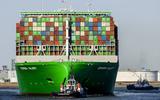 In augustus vorig jaar meerde de Ever Alot aan in de haven van Rotterdam. Het grootste containerschip ter wereld is vierhonderd meter lang en 61,5 meter breed en vaart voor rederij Evergreen en kan net iets meer dan 24.000 standaardcontainers vervoeren. 