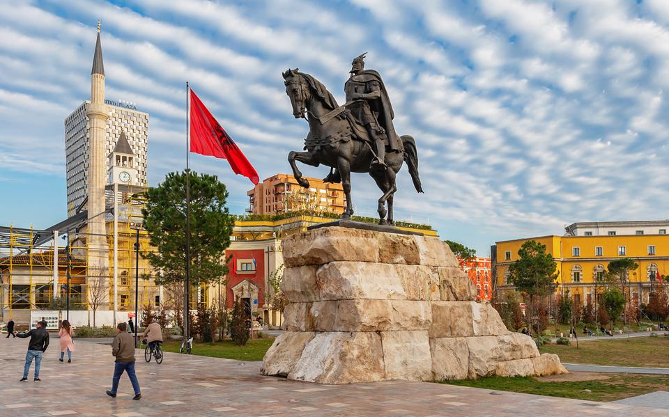 Het Skanderbegplein in Tirana met het ruiterstandbeeld van de Albanese nationale held Skanderbeg, Gjergj Kastrioti. 