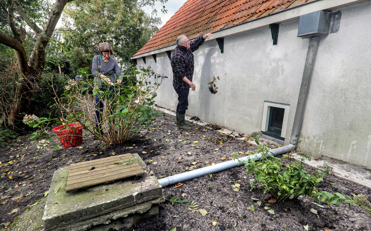 Ike en Ben Naafs bij hun veenarbeidershuisje in Munnekeburen, in oktober 2020. Het huisje is weggezakt als gevolg van een dalende veenbodem en een wisselend slootwaterpeil. Ike en Ben Naafs bij hun veenarbeidershuisje in Munnekeburen, in oktober 2020. Het huisje is weggezakt als gevolg van een dalende veenbodem en een wisselend slootwaterpeil.