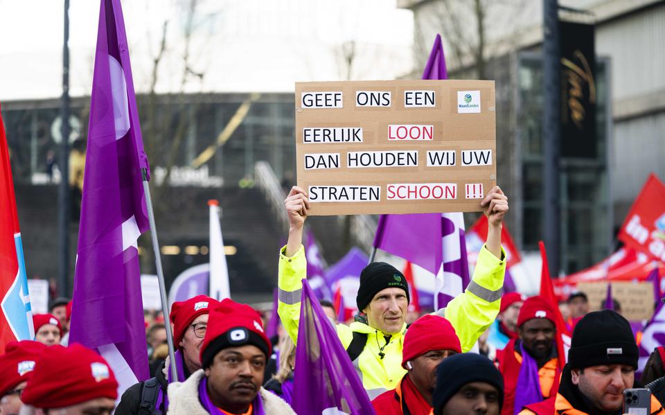 Leden van vakbonden CNV, FNV en CMHF nemen deel aan een landelijke manifestatie op het Jaarbeursplein in Utrecht. Zij maken zich hard voor een betere cao voor gemeentepersoneel. Het overleg daarover met de Vereniging van Nederlandse Gemeenten (VNG) is stukgelopen.
