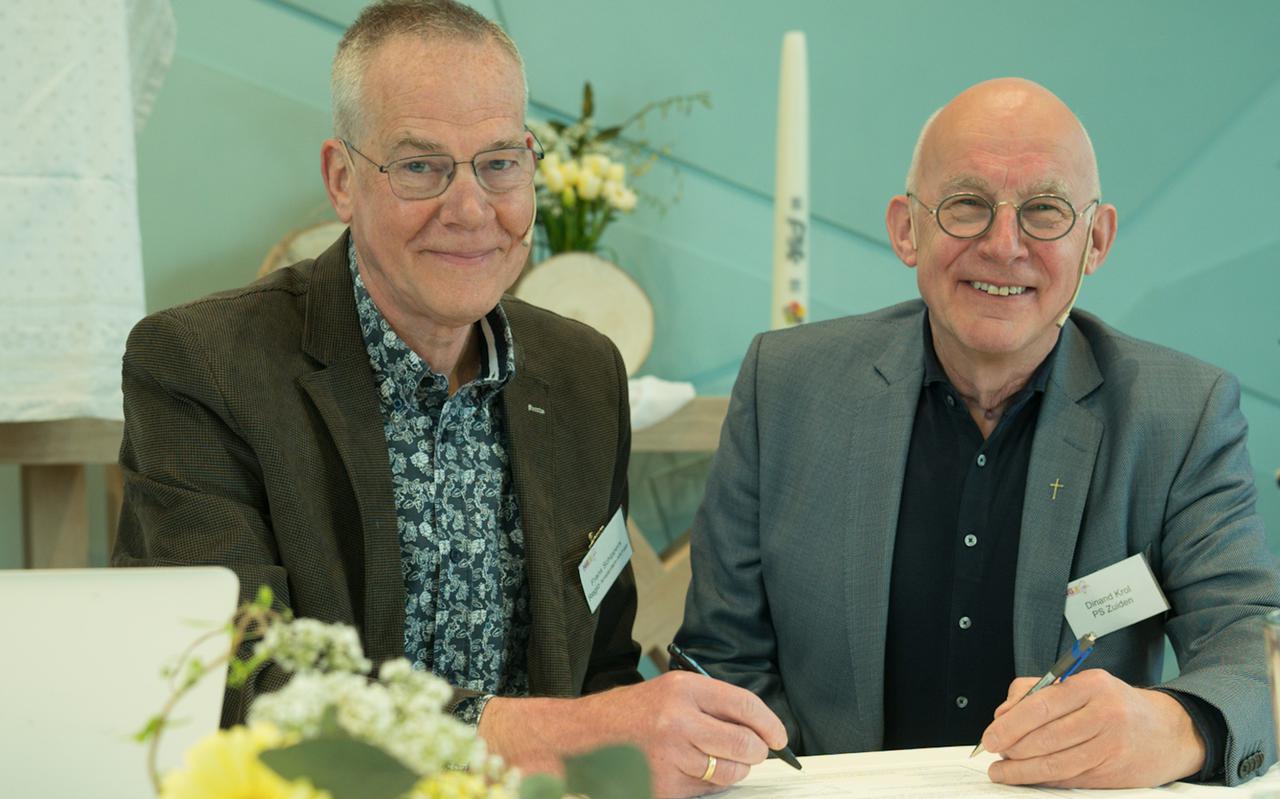  Frans Schippers (NGK) en . Dinand Krol (GKv) ondertekenen het eenwordingsbesluit.