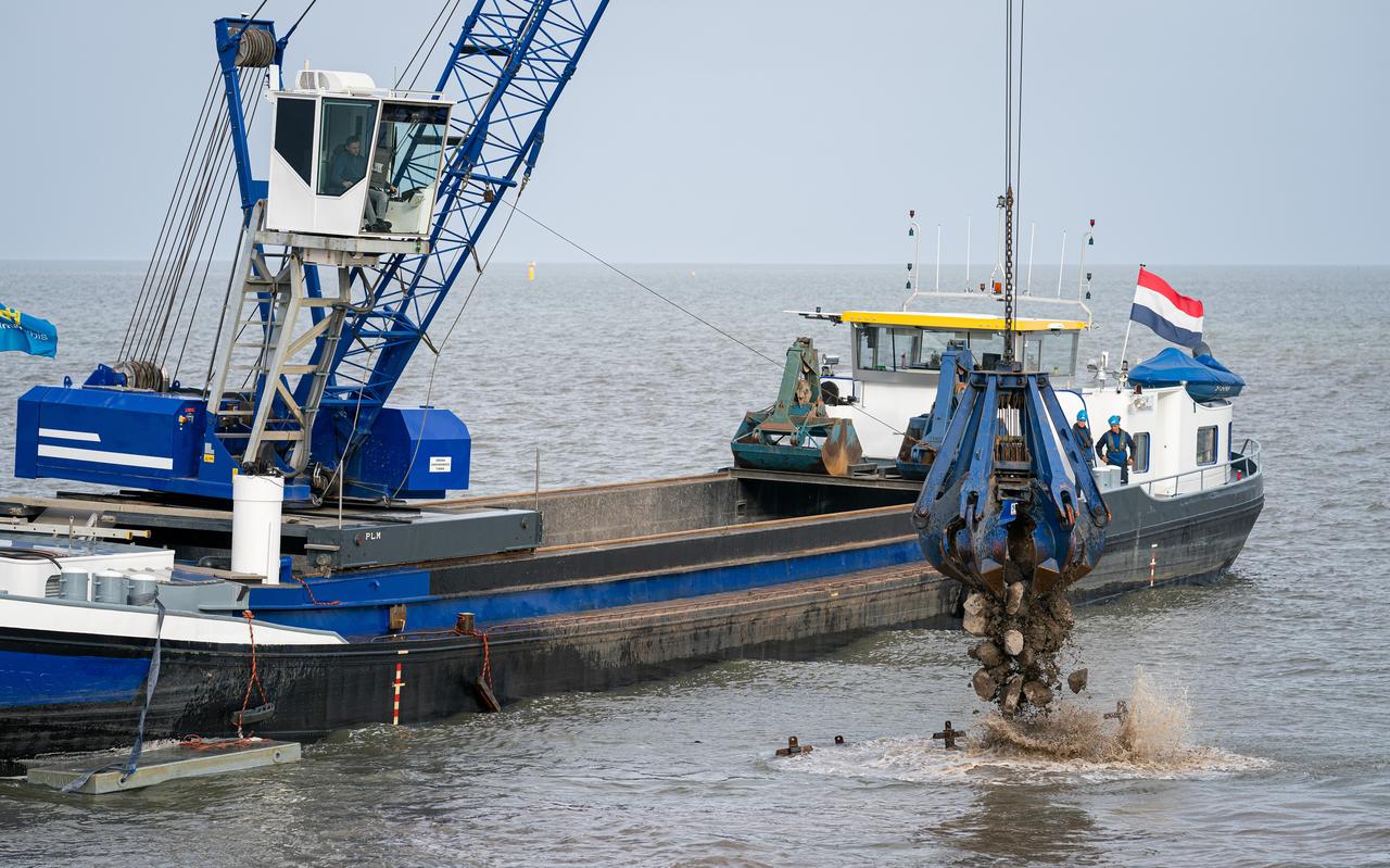 Een schip brengt in het Vierhuizergat rifelementen aan bij de dijk. Een schip brengt in het Vierhuizergat rifelementen aan bij de dijk.
