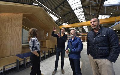 Marloes Nicolai, Eeuwe Kooi, Oep Schilling en Henk Bleeker (vanaf links) bespreken de beste oplossingen voor de achterwand van het pand. 