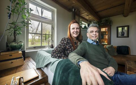Annelies en Mark van Dijk-Kitsz, de eigenaren van het molenaarshuisje bij de Westermolen in Kollumerpomp. 