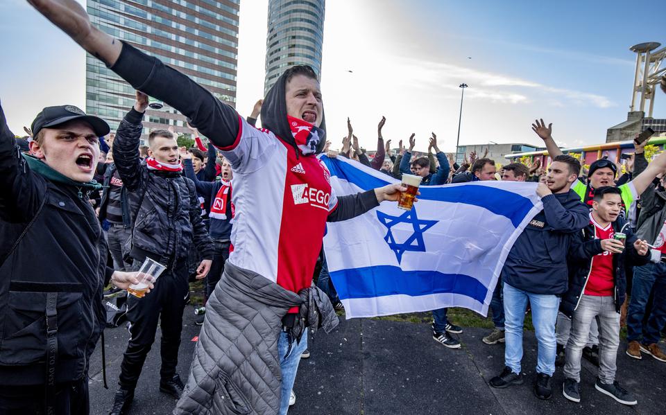 Ajax-supporters met een Israëlische vlag. 