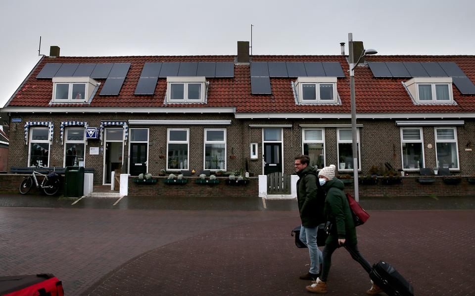 Zonnepanelen op de daken van woningen op Vlieland. 