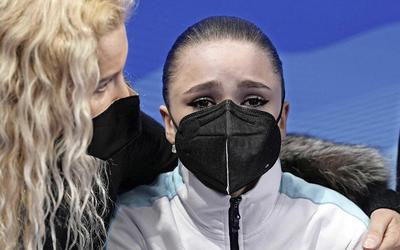 Kamila Valieva (15) wordt op de Spelen getroost door haar coach na een schrijnende rel.