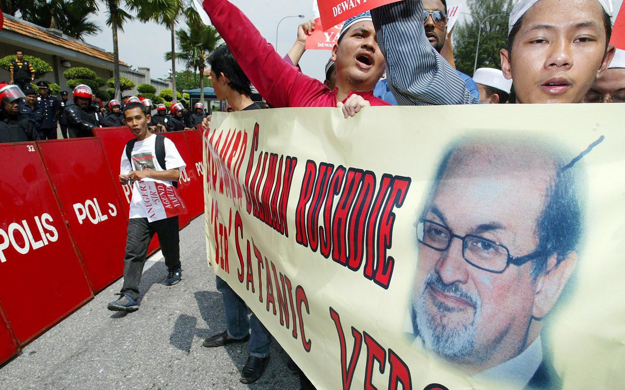 Maleisische moslims demonstreren in 2007 tegen Salman Rushdie nadat hij geridderd werd door koningin Elizabeth II.