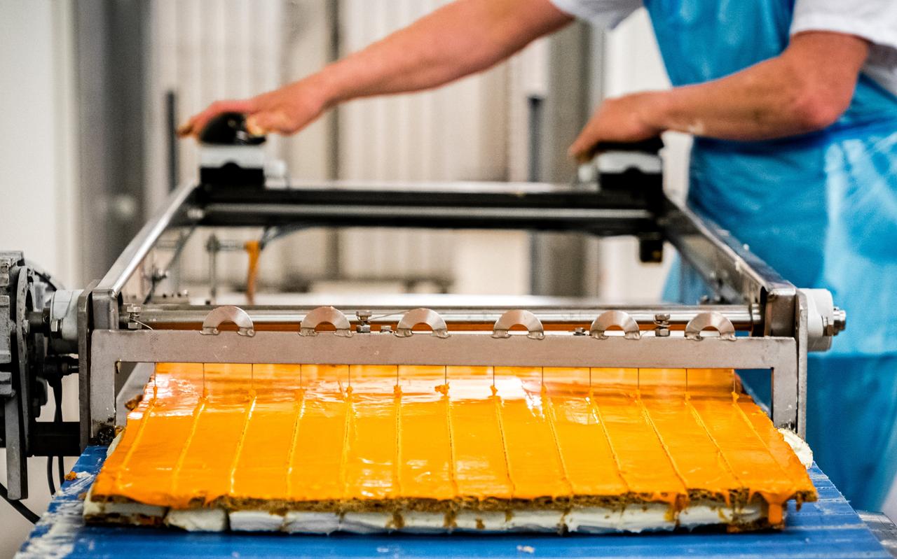 Tompoucen worden bereid in een HEMA-bakkerij. Tompoucen worden bereid in een HEMA-bakkerij.