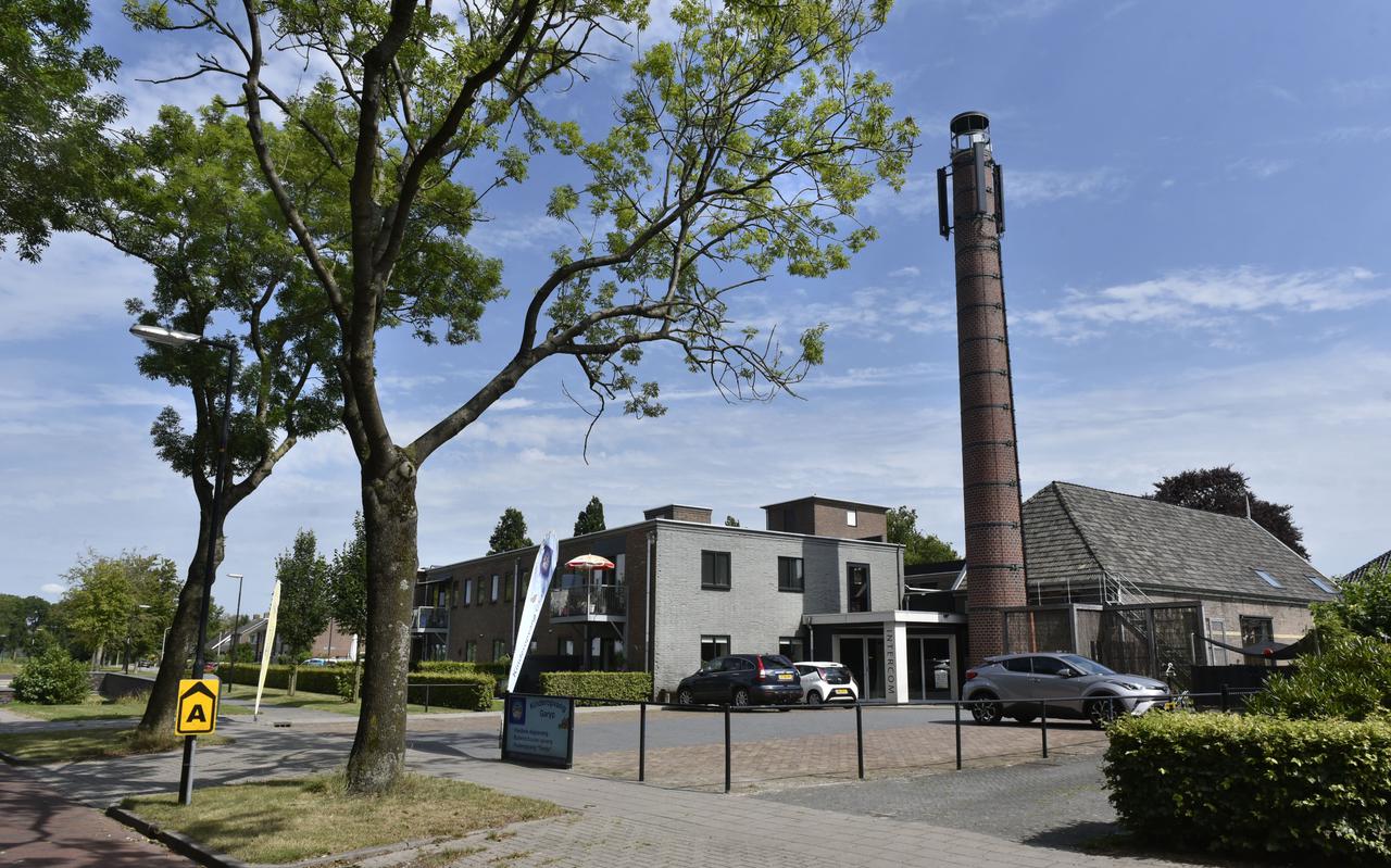 De voormalige melkfabriek de Eendracht in Garyp, waar Johan Timmermans met zijn bedrijf een zorgcentrum van maakte. 