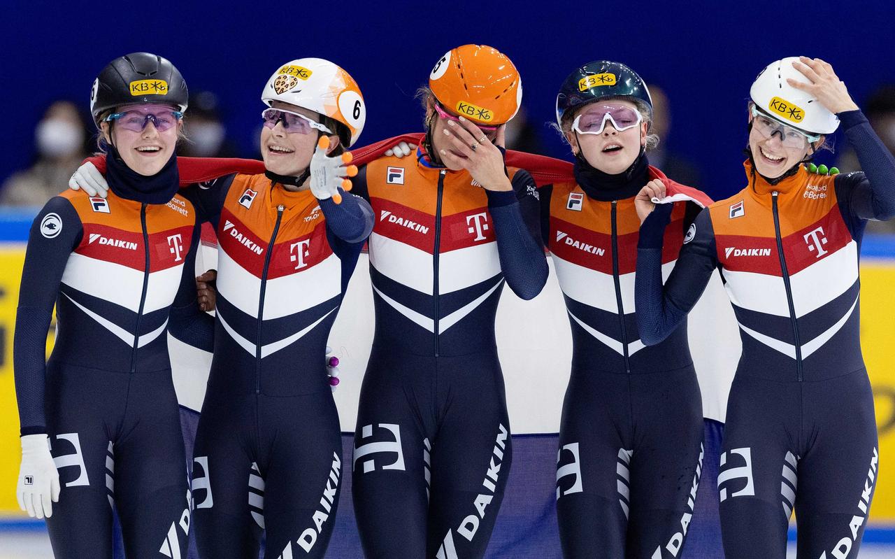 Michelle Velzeboer, Yara van Kerkhof, Suzanne Schulting, Xandra Velzeboer en Selma Poutsma winnen goud op de aflossing tijdens het WK Shorttrack in Zuid-Korea. Michelle Velzeboer, Yara van Kerkhof, Suzanne Schulting, Xandra Velzeboer en Selma Poutsma winnen goud op de aflossing tijdens het WK Shorttrack in Zuid-Korea.