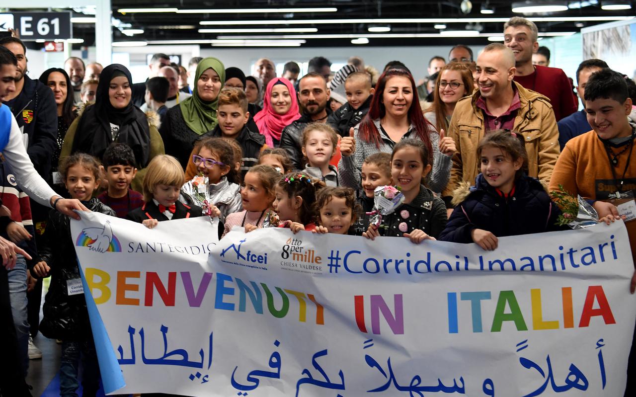 Syrische vluchtelingen die via een humanitaire corridor naar Italië komen, worden verwelkomd door vrijwilligers en vertegenwoordigers van Italiaanse kerken.  