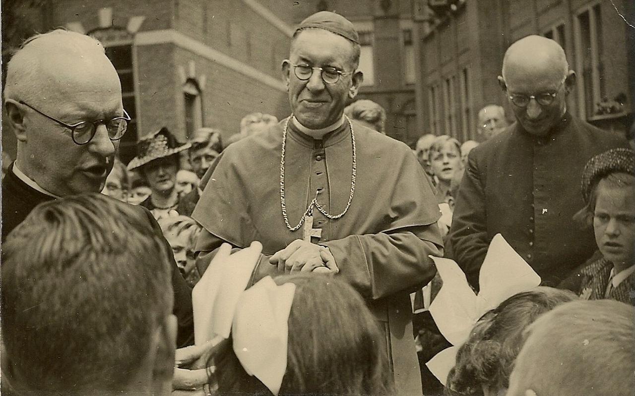 1946, na een Vormselviering wordt de pas benoemde kardinaal De Jong toegezongen door de jeugd. 1946, na een Vormselviering wordt de pas benoemde kardinaal De Jong toegezongen door de jeugd.