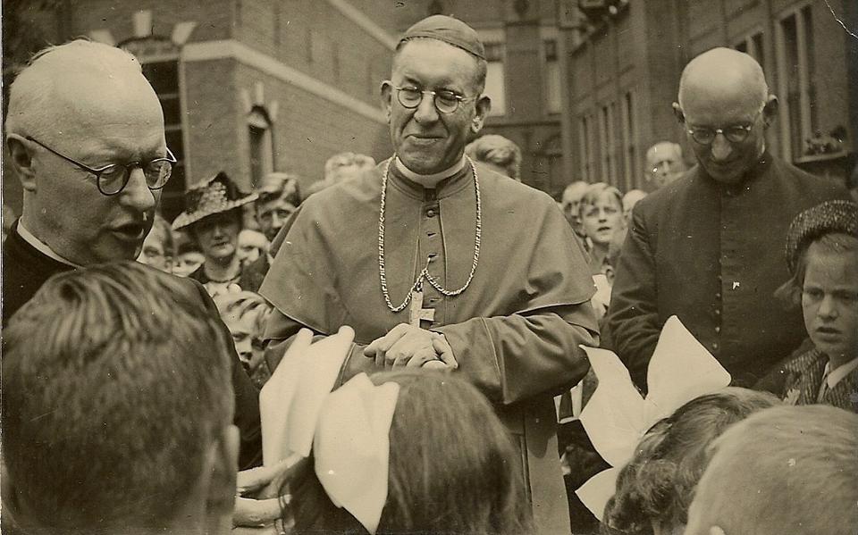 1946, na een Vormselviering wordt  de pas benoemde kardinaal De Jong toegezongen door de jeugd. 