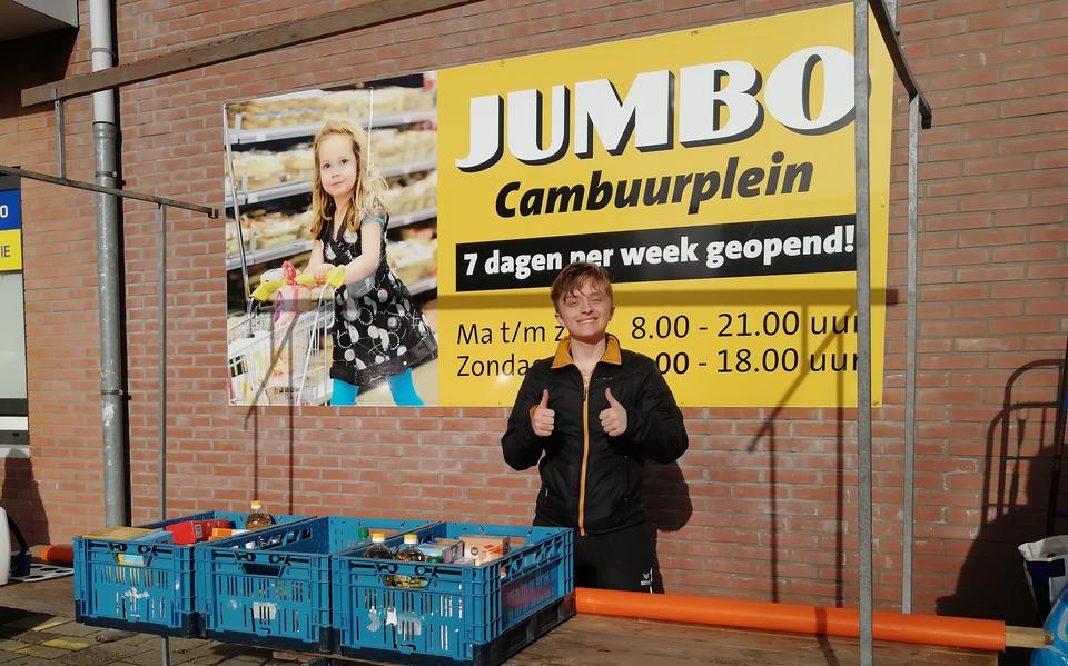 De inzamelingsactie bij het Cambuurstadion. 