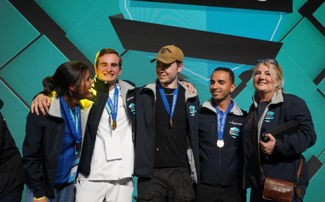 Van links naar rechts medaillewinnaars Sarah Oleana, Jamie Bisschop, Jay Veenstra en Huseen Alshikh-Khaleden. Naast hen bokaalwinnaar Froukje Dijkstra.  