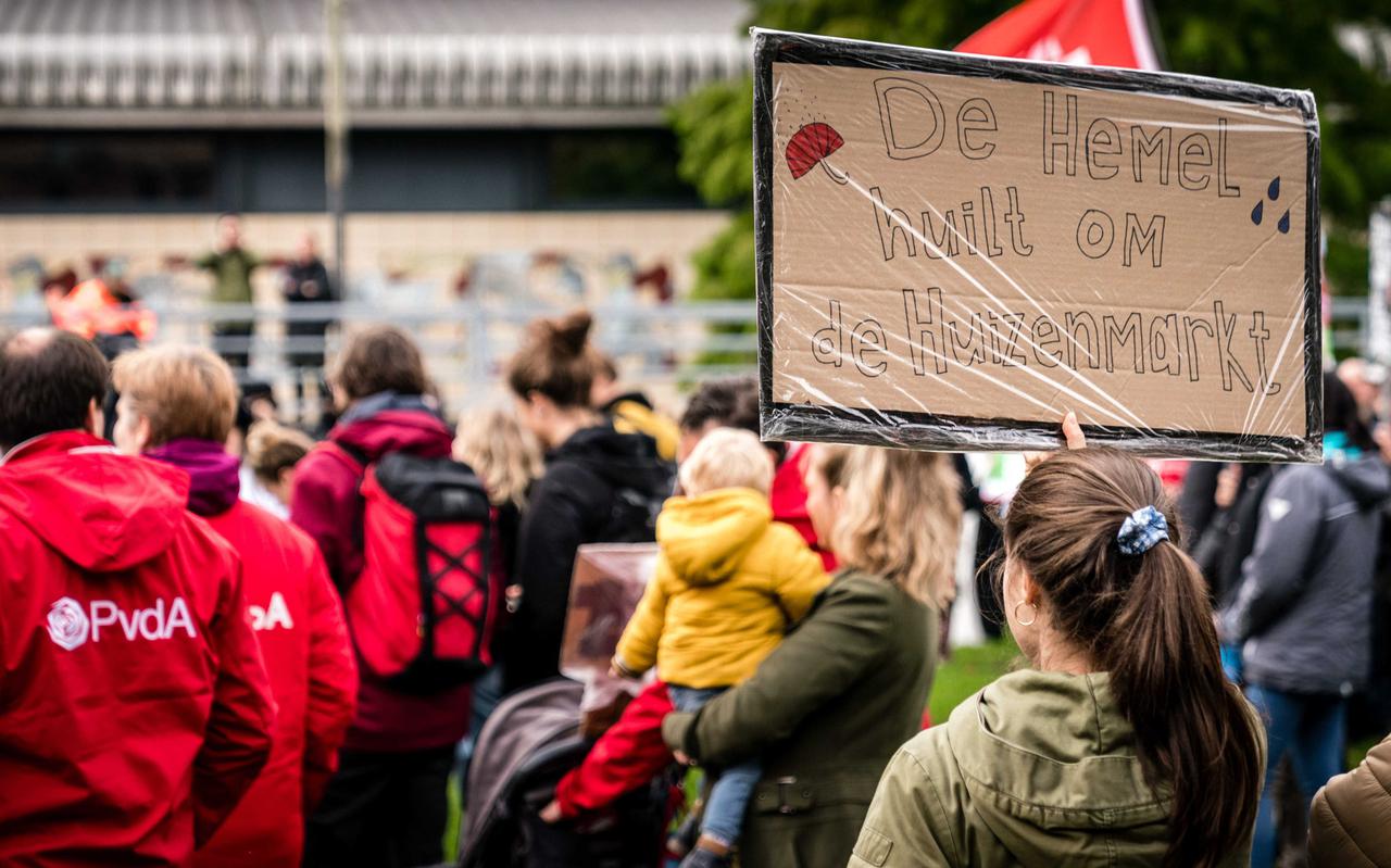 Actievoerders demonstreren voor een beter woonbeleid in Tilburg. Ze eisen onder meer betere woonomstandigheden, huurverlaging, minder macht bij huurbazen en meer sociale woningen. 