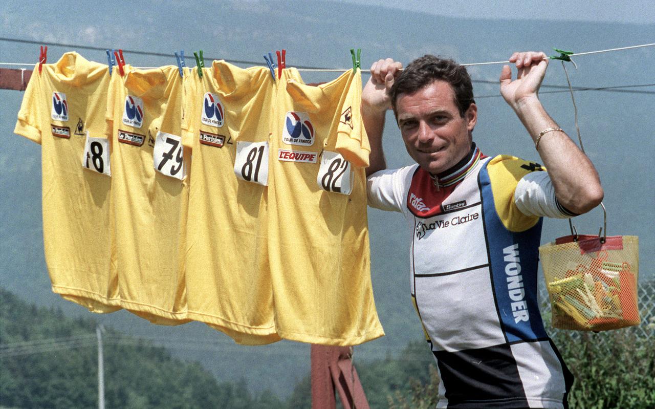 Bernard Hinault poseert op 12 juli 1985 in Villard-de-Lans met de vier gele truien die hij in het verleden won (1978, 1979, 1981, 1982). Hinault zou ook de Tour van 1985 winnen en daarmee zijn totaal op vijf eindzeges brengen. Bernard Hinault poseert op 12 juli 1985 in Villard-de-Lans met de vier gele truien die hij in het verleden won (1978, 1979, 1981, 1982). Hinault zou ook de Tour van 1985 winnen en daarmee zijn totaal op vijf eindzeges brengen.