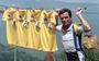 Bernard Hinault poseert op 12 juli 1985 in Villard-de-Lans met de vier gele truien die hij in het verleden won  (1978, 1979, 1981, 1982). Hinault zou ook de Tour van 1985 winnen en daarmee zijn totaal op vijf eindzeges brengen.