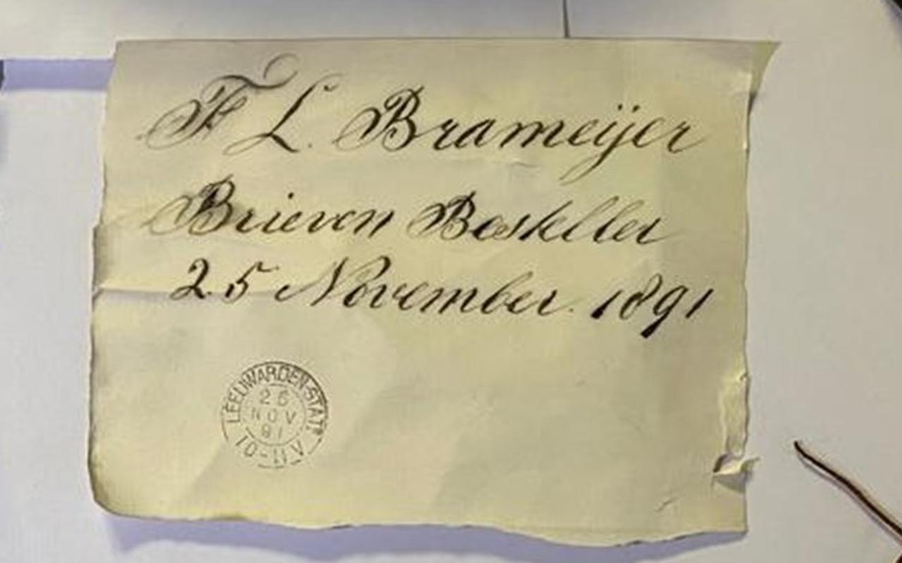 De briefjes die zijn gevonden in een balk van de perronoverkapping in Leeuwarden. 