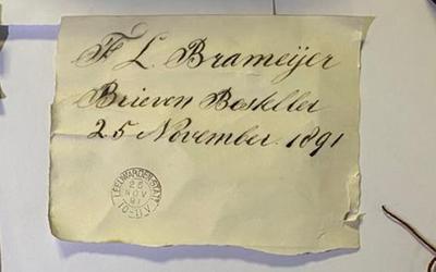 De briefjes die zijn gevonden in een balk van de perronoverkapping in Leeuwarden. 