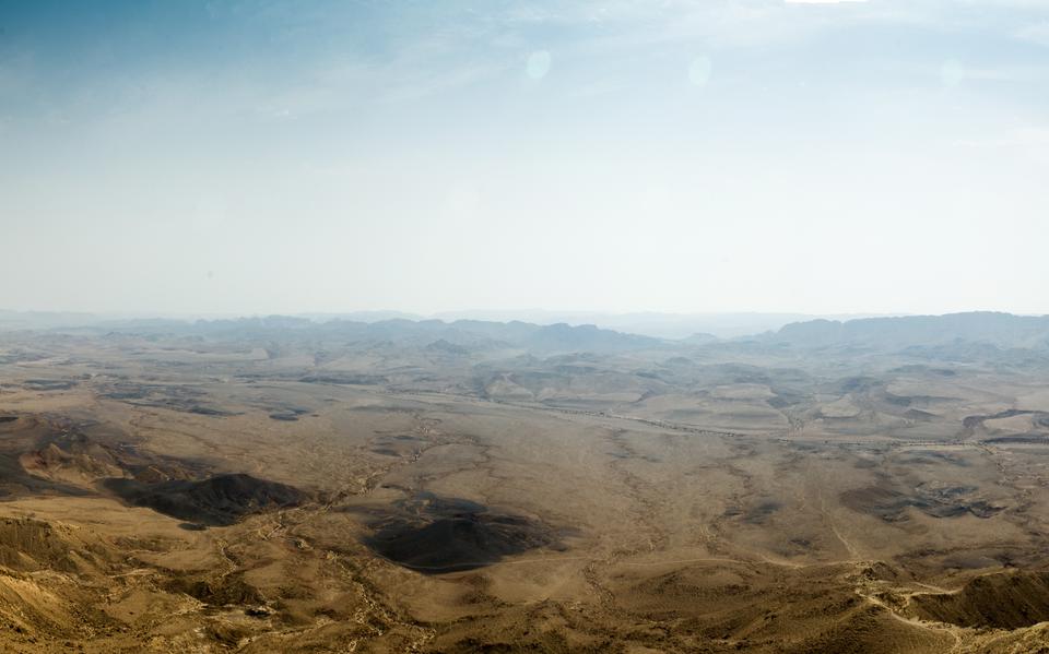 Zicht op de Negev woestein bij Mitzpe Ramon. 