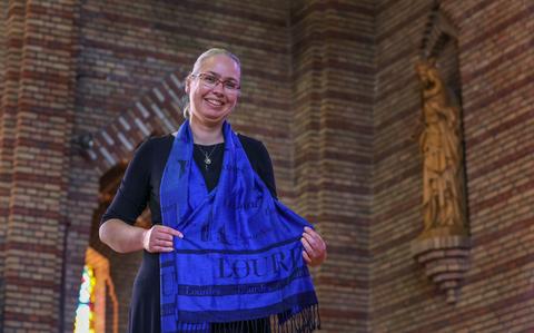 Boudien Janssen met de speciale Lourdessjaal in de Sint-Franciscusbasiliek in Bolsward. 