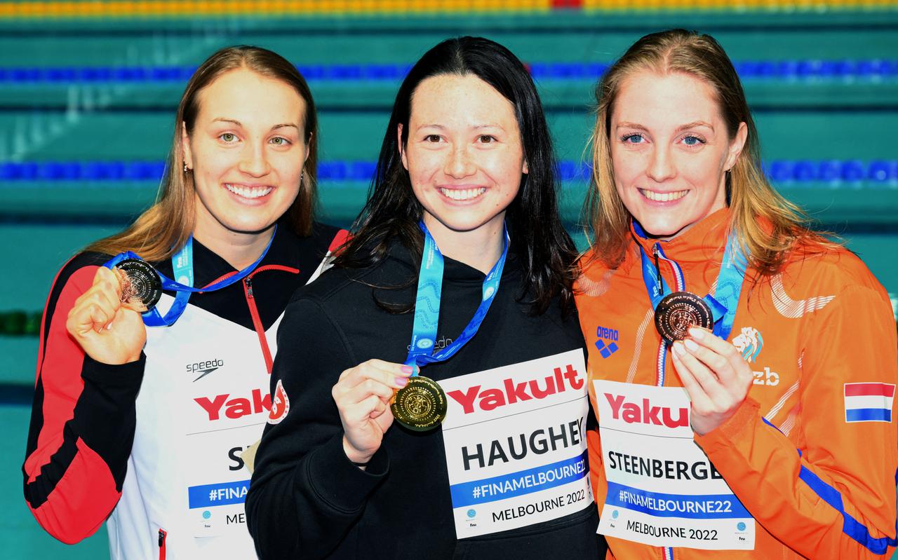 Marrit Steenbergen (rechts) naast winnaar Siobhan Bernadette Haughey uit HongKong (midden) en Rebecca Smith uit Canada (links) na de 200 meter vrije slag tijdens de wereldkampioenschappen kortebaan in Melbourne.