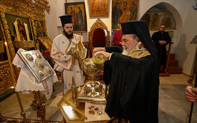 De wijding van de olie door de Grieks-orthodoxe patriarch Theophilos III van Jeruzalem. 