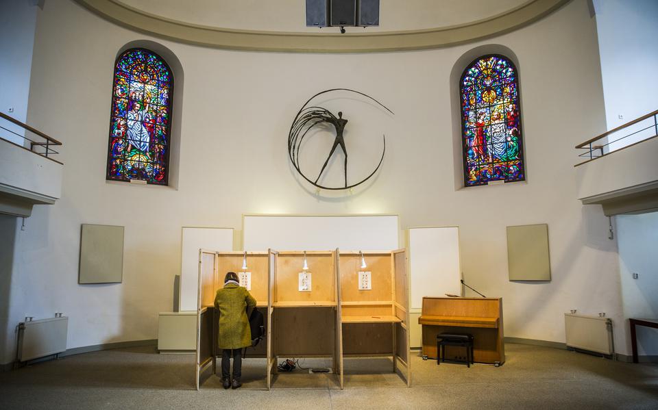 Een stembureau in een kerk.