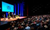 Minister van Landbouw Piet Adema spreekt een zaal vol boeren toe de LTO-dag in De Lawei in Drachten