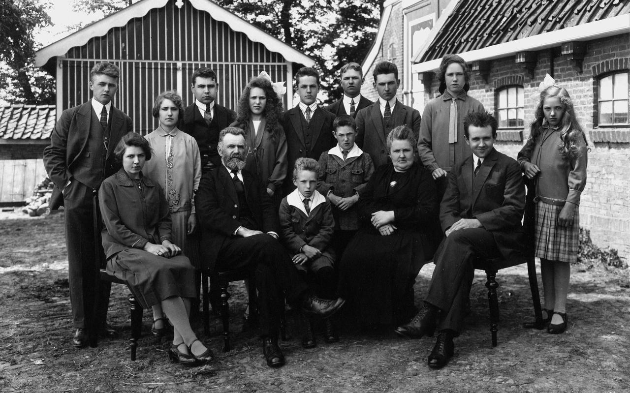 In famyljefoto út 1926 fan ‘de trettjin fan Obbe Sjutsje’, by gelegenheid fan de sulveren brulloft fan de âlden. Achteroan: Jappy (19), Gatske (17), Yeb (21), Súske (14), Rudolf (15), Bertus (20), Harm (22) en Gryt (13). Foaroan: Tsjerkje (23), Obbe (52), lytse Obe (8), Bonne (11), Sjutsje (50), Sjoerd (24) en Dreke (12). In famyljefoto út 1926 fan ‘de trettjin fan Obbe Sjutsje’, by gelegenheid fan de sulveren brulloft fan de âlden. Achteroan: Jappy (19), Gatske (17), Yeb (21), Súske (14), Rudolf (15), Bertus (20), Harm (22) en Gryt (13). Foaroan: Tsjerkje (23), Obbe (52), lytse Obe (8), Bonne (11), Sjutsje (50), Sjoerd (24) en Dreke (12).