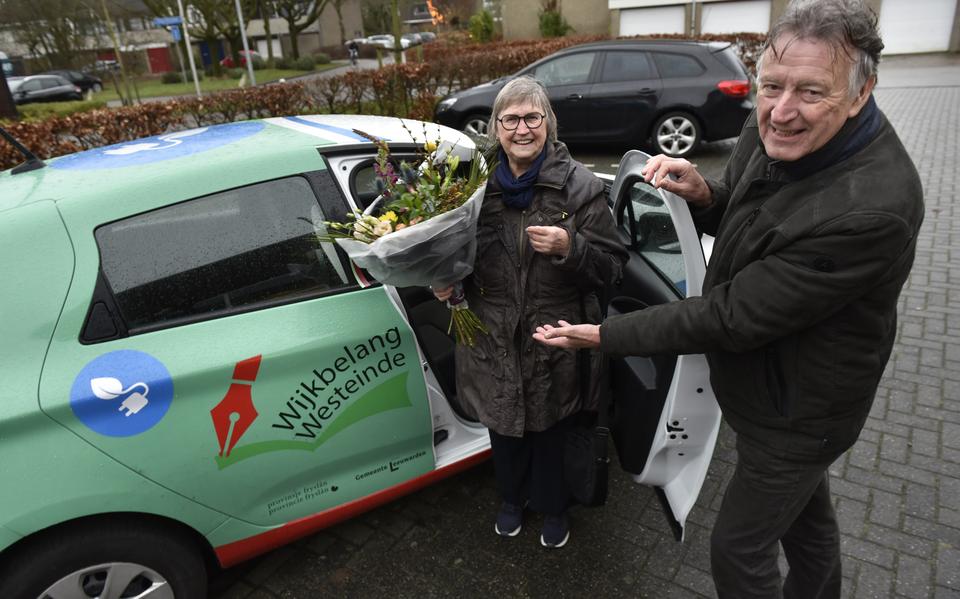 Marrie van Schravendijk heeft de duizendste rit in de wijkauto van Westeinde en stapt in bij chauffeur Zweitse Pietersen. 
