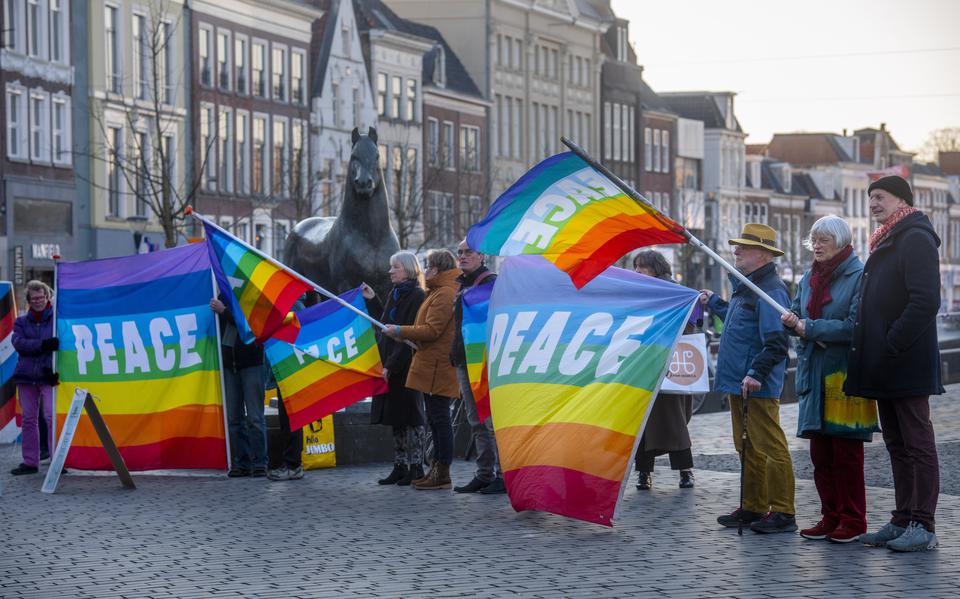De vredeswake op de Nieuwestad in Leeuwarden, maart 2022. Vanwege de oorlog in Oekraïne werd de maandelijkse wake voortaan wekelijks gehouden.