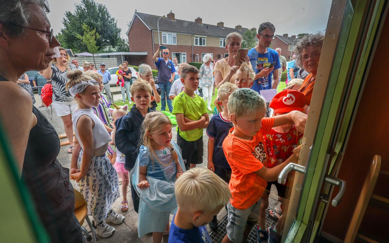 Leerlingen van cbs De Oerdracht in Exmorra maken in juli van dit jaar de deur van het schoolgebouw dicht met een eigen sleutel. 