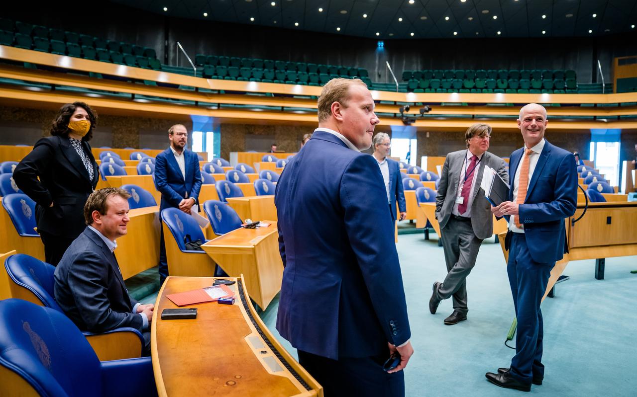 Kamerleden en ministers tijdens het debat in de Tweede Kamer over het economisch steunpakket. Kamerleden en ministers tijdens het debat in de Tweede Kamer over het economisch steunpakket.