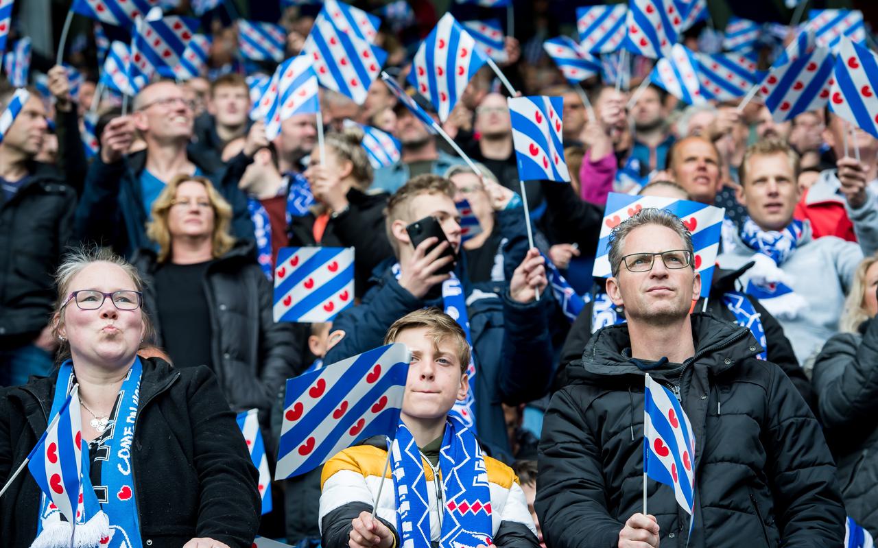 Supporters met Friese vlaggetjes. 