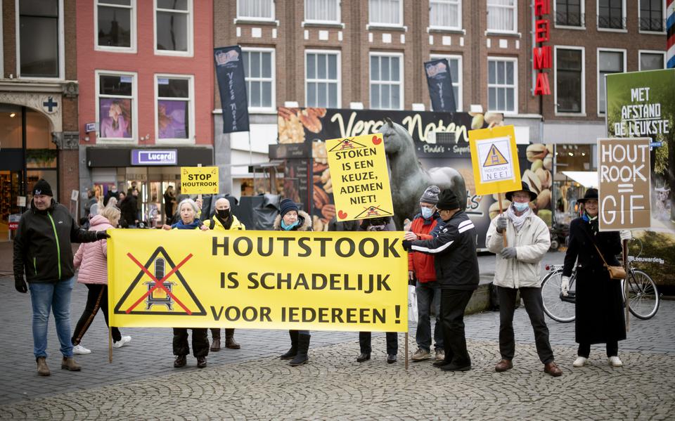 Enkele demonstranten van een actie tegen houtkachels in Leeuwarden.