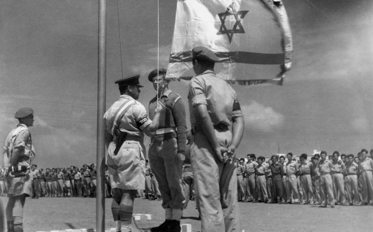 De eerste keer dat de Israëlische vlag officieel gehesen werd na de onafhankelijkheidsverklaring.