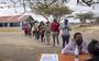 Kenianen staan in de rij om zicht te laten registreren voor een coronavaccinatie bij een gezondheidscentrum in het district Kajiado. Archiefbeeld van 9 september 2021. 