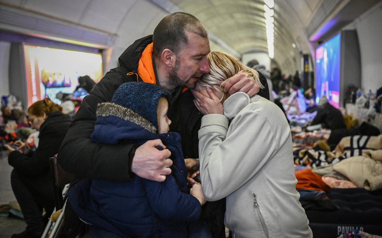 Oekraïners schuilen met hun gezin in een ondergronds metrostation in Kiev. Oekraïners schuilen met hun gezin in een ondergronds metrostation in Kiev.