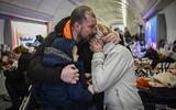 Oekraïners schuilen met hun gezin in een ondergronds metrostation in Kiev.