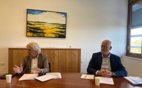 Bestuurslid Bé de Winter van Wetterskip Fryslân en topambtenaar Geert Room eind 2021 bij de presentatie van de begroting. 