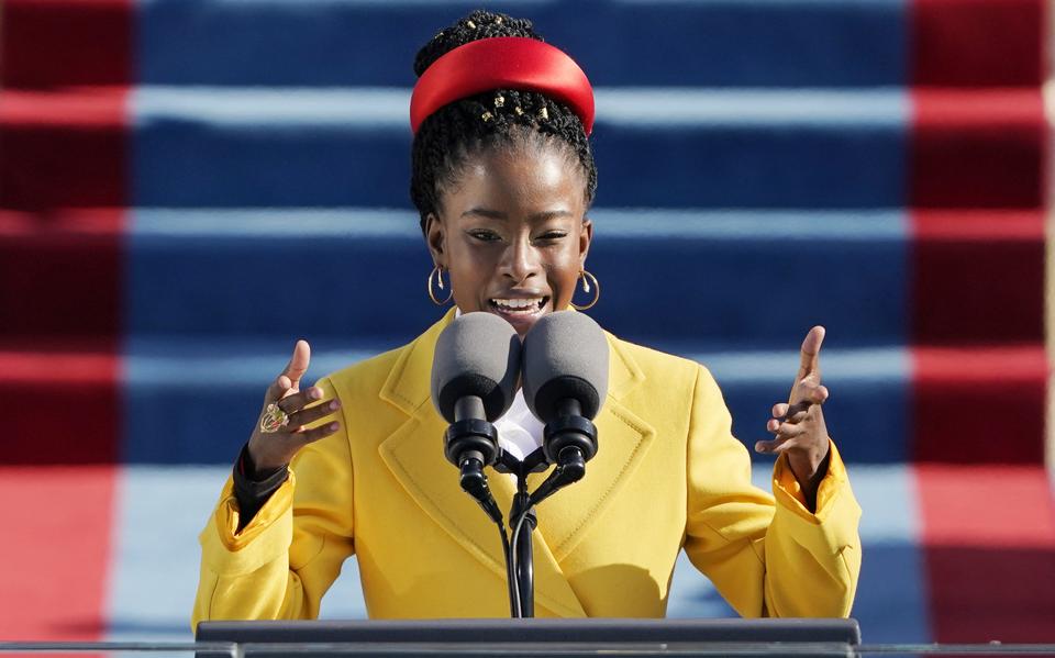 Amanda Gorman draagt haar gedicht 'The Hill We Climb' op tijdens de inauguratie van Joe Biden als president van de Verenigde Staten, 20 januari 2021. 