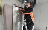 Onderaannemer Johnny de Graaf sleutelt aan de Hydraloop in één van de woningen in Blitsaerd-oost.