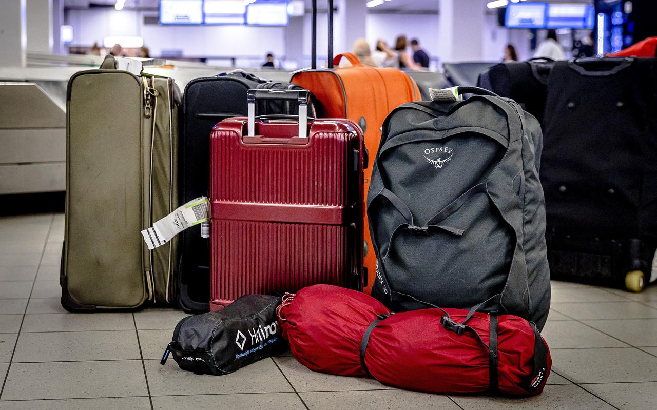 Koffers bij de bagagebanden op luchthaven Schiphol. 